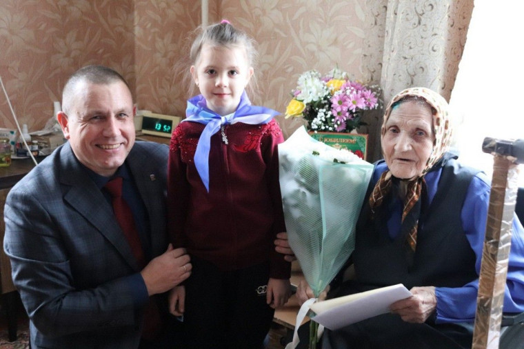28.01.2025 г. глава администрации Сергей Кулик от всего сердца и от имени всех дончан поздравил жительницу микрорайона Руднева Татьяну Никитичну Харитоненко с вековым юбилеем.